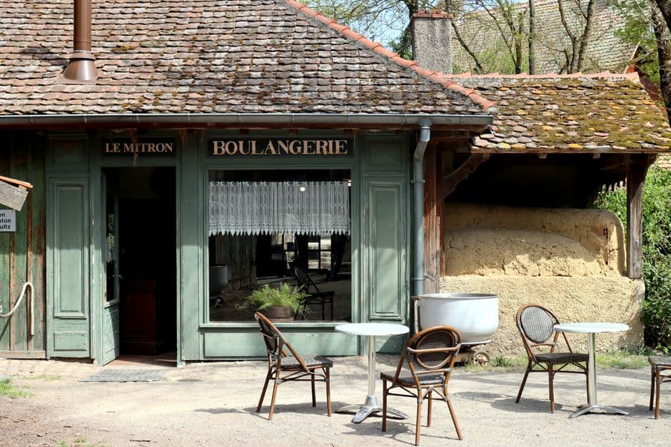 Façade d'une boulangerie avec sa terrasse