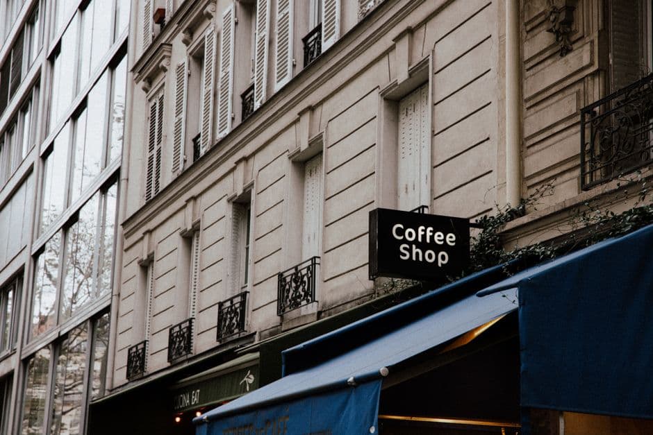 Devanture d'un commerce dans un immeuble haussmannien parisien